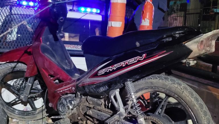 Dos jóvenes están graves tras chocar su moto contra una camioneta estacionada