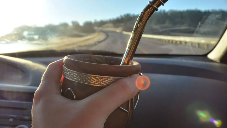 Un fatal accidente reaviva la polémica sobre tomar mate mientras se conduce.