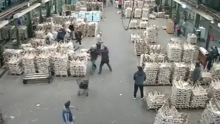 Video: robó una cartera en el Mercado Central y recibió una dura paliza