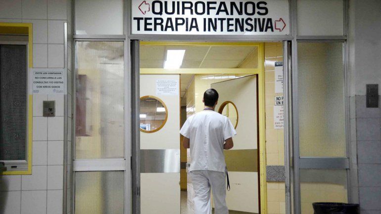 Se metió a separarlos y fue apuñalada por su ex