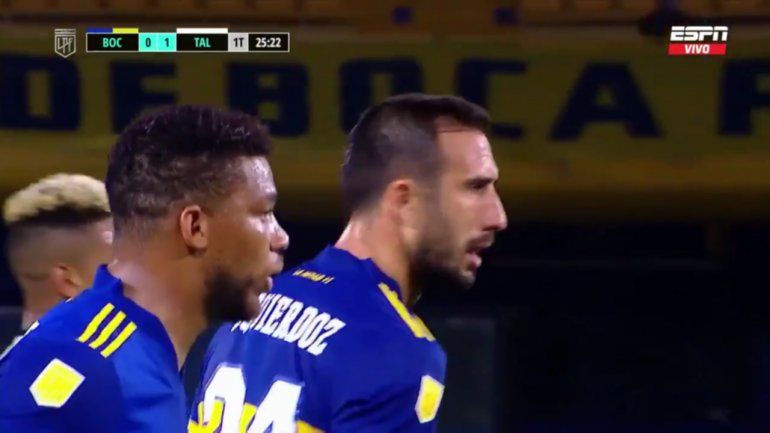 Fabra e Izquierdoz en el momento de la pelea.