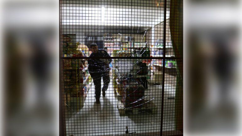 Quisieron llevarse cervezas sin pagar y terminaron a los piedrazos y detenidos