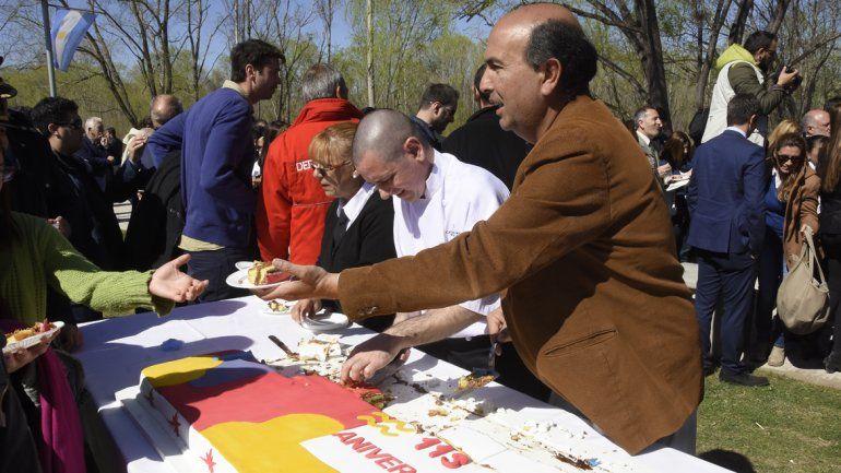 Acto por el 113° aniversario de la ciudad a la vera del río Limay