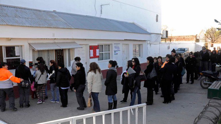 Los municipales de Plottier marcando tarjeta.