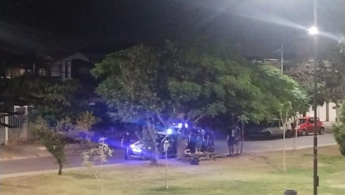 Dos motochorros asaltaron a una pareja en una plaza del Huiliches