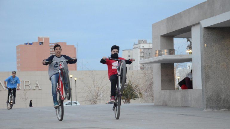 Durante varias horas practican sus wallys y cada vez se arriesgan a más.