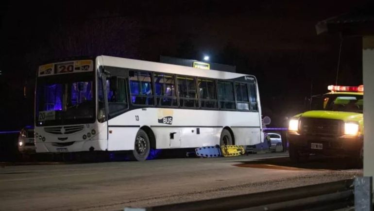 Murió atropellado por el colectivo del que acababa de bajar