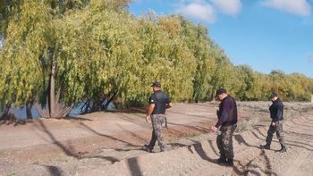 Efectivos policiales trabajaron en la zona del río tras el hallazgo de un cuerpo sin vida.