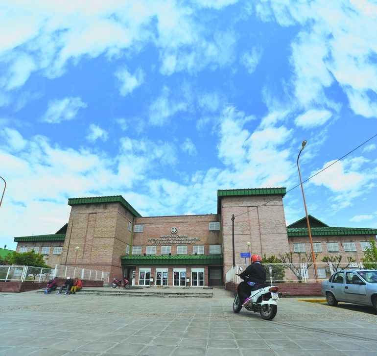 El hospital de la comarca petrolera fue allanado por orden de la Justicia Federal que investiga la comercialización de morfina.