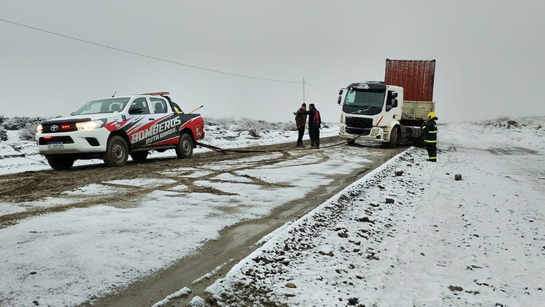 El temporal complicó a Vaca Muerta y dejó varado a un camionero en el norte