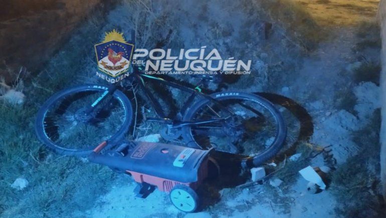 Dos delincuentes entraron a robar a una casa del barrio Ruca Che y se llevaron una costosa bicicleta y una hidrolavadora. Los atraparon y recuperaron el botín.