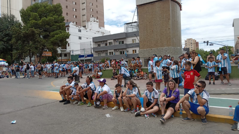 ¡Ilusionados! Cómo se vive la gran final en las calles de Neuquén