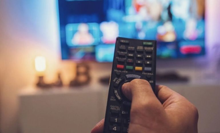 Estas son las plataformas seguras para ver películas y series gratis en tu Smart TV