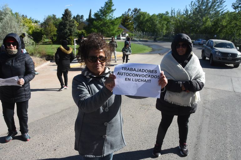 Autoconvocados de Desarrollo Social reclamaron en el acceso a Rincón Club de Campo