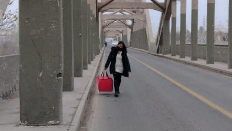 La candidata que cruzó el puente caminando para entregar pedidos y mantener su trabajo