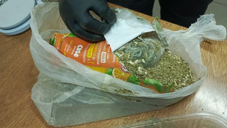 Esquel llevaba marihuana en un paquete de yerba.