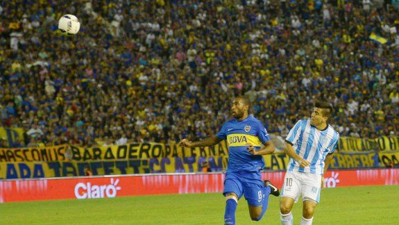 Acuña define con mucha clase para anotar el segundo gol del partido. El Huevo sigue muy firme en la Acadé.