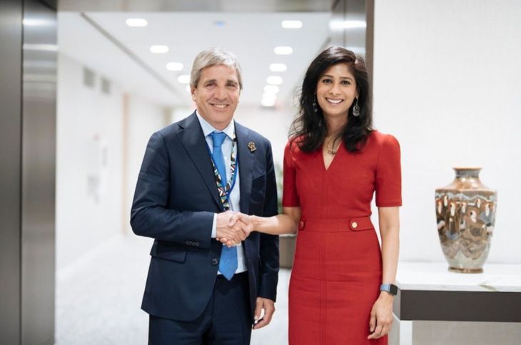 La subdirectora gerente del FMI, Gita Gopinath, manifestó este jueves su respaldo a la política económica del Gobierno argentino, tras reunirse con el ministro de Economía, Luis Caputo. La subdirectora gerente del FMI, Gita Gopinath, manifestó este jueves su respaldo a la política económica del Gobierno argentino, tras reunirse con el ministro de Economía, Luis Caputo.