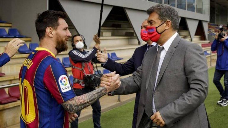 Laporta junto a Messi tras ganar las elecciones presidenciales del Barcelona en marzo. 