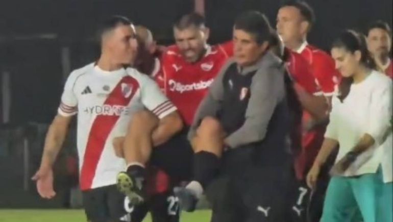El Kun Agüero sufrió una grave lesión jugando en el senior de Independiente y deberá ser operado