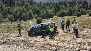 Los turistas chilenos protagonizaron un vuelco camino a Hua Hum. Los turistas chilenos protagonizaron un vuelco camino a Hua Hum.