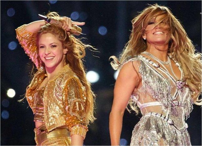Shakira subasta la chaqueta dorada que usó en el Súper Bowl