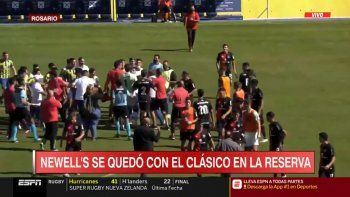 se puso picante: los pibes de newells festejaban y los de central no se la bancaron se puso picante: los pibes de newells festejaban y los de central no se la bancaron