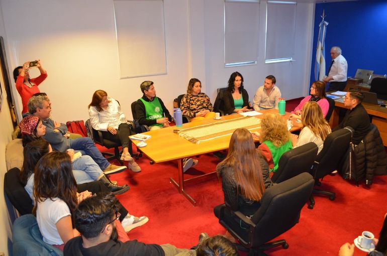 La rectora Beatriz Gentile, con representantantes sindicales y estudiantiles de la UNCo. La rectora Beatriz Gentile, con representantantes sindicales y estudiantiles de la UNCo.