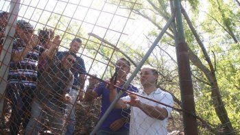 sigue el corte de alambrado en el acceso al rio neuquen sigue el corte de alambrado en el acceso al rio neuquen
