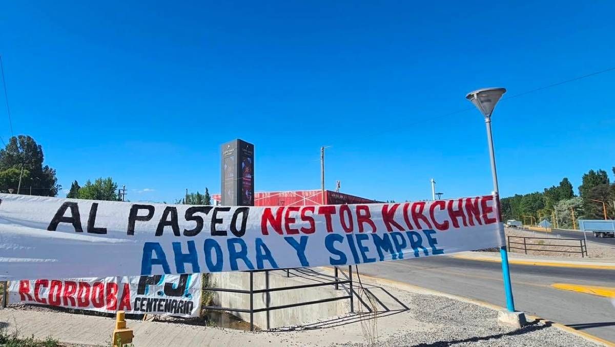Militantes y vecinos piden que no se borre el nombre de Néstor Kirchner al paseo construido en 2010 en Centenario.