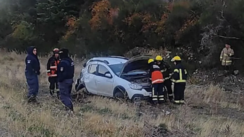 un auto protagonizo un impactante accidente: despisto y termino fuera de la ruta un auto protagonizo un impactante accidente: despisto y termino fuera de la ruta