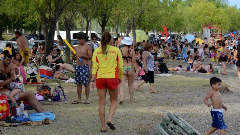 Los neuquinos disfrutaron del calor en los balnearios de la capital