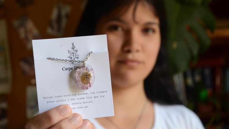 Coleccionaba flores en libros y ahora las inmortaliza con su emprendimiento de joyería