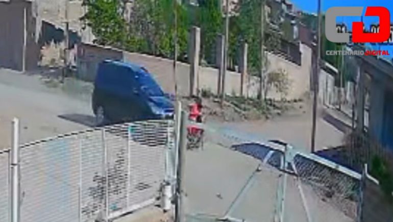 Video: conductor cruzó distraído, chocó a una motociclista y la hizo volar