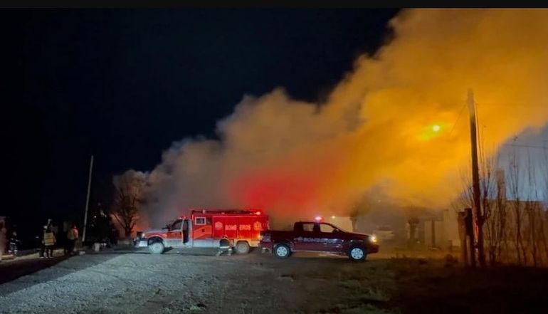 Varias dotaciones de bomberos trabajaron para apagar un incendio en una casa de Puerto Deseado, Santa Cruz. Varias dotaciones de bomberos trabajaron para apagar un incendio en una casa de Puerto Deseado, Santa Cruz.
