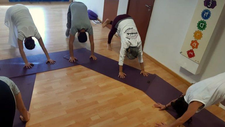 Dos amigas dan clases gratuitas de yoga para personal de terapia COVID