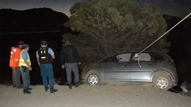 Perdieron el control de su auto y casi caen por un barranco de 30 metros de altura