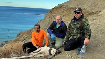 Los tres voluntarios que ayudaron a rescatar una perra en Comodoro Rivadavia. Los tres voluntarios que ayudaron a rescatar una perra en Comodoro Rivadavia.