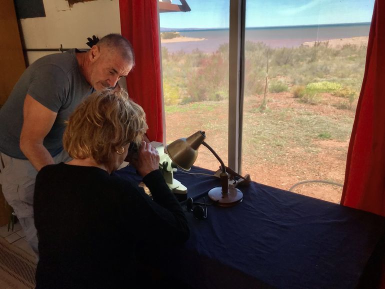 Ana María Báez, una de las mayores especialistas en anfibios fósiles del hemisferio sur, con el paleontólogo Jorge Calvo, responsable del Parque Geopaleontológico Proyecto Dino de Lago Barreales, donde analizó con detalles sobre el hallazgo de una nueva especie de rana que habitó El Chocón hace 100 millones de años.