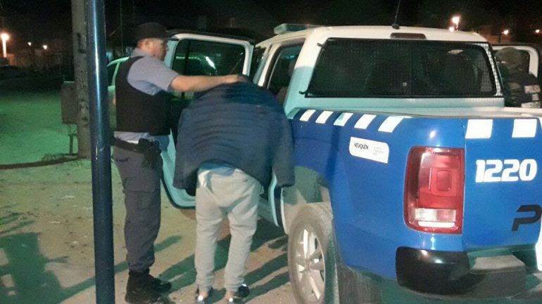 Antinarcóticos detuvo a 4 jóvenes y secuestró 50 ravioles de cocaína.