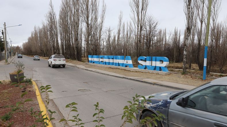 A bordo de una Toyota Hilux, una borracha chocó contra una camioneta estacionada y un árbol | LM Neuquen A bordo de una Toyota Hilux, una borracha chocó contra una camioneta estacionada y un árbol