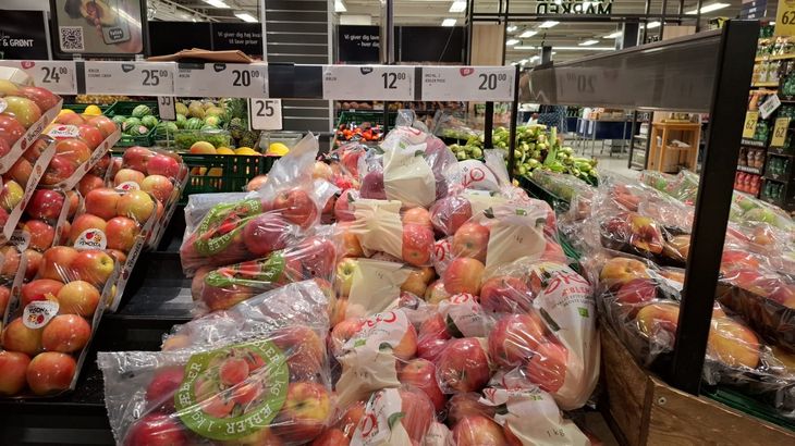 Góndola con manzana de menor calidad y variedad tradicional con poco color. Foto tomada el 2 de septiembre de 2024. Góndola con manzana de menor calidad y variedad tradicional con poco color. Foto tomada el 2 de septiembre de 2024.