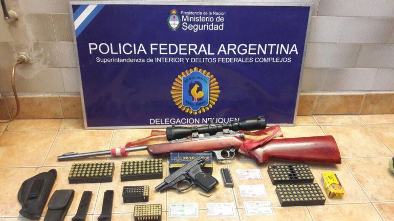 El armamento y las municiones secuestradas de las casas del detenido.