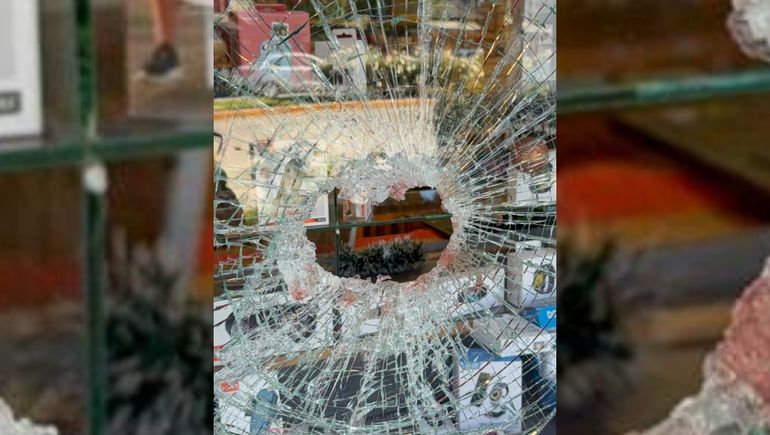 La vidriera quedó destruida en el comercio de Villa La Angostura