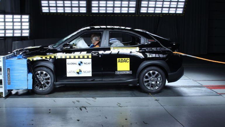 La prueba de choque del Citroën Basalt en LatinNCAP. La prueba de choque del Citroën Basalt en LatinNCAP.