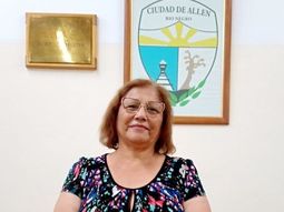 La concejal de Allen fue la señalada como la mujer que tiró la basura en la vereda de la Fundación. La concejal de Allen fue la señalada como la mujer que tiró la basura en la vereda de la Fundación.