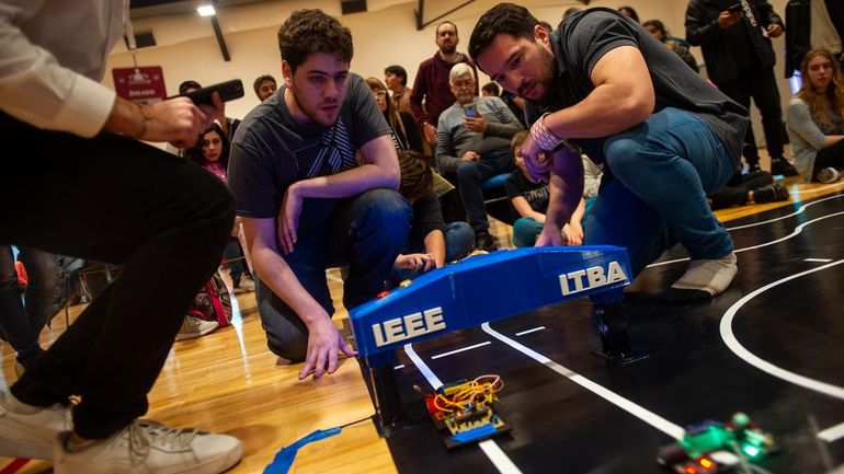 Alumnos de todo el país en competencia de robótica