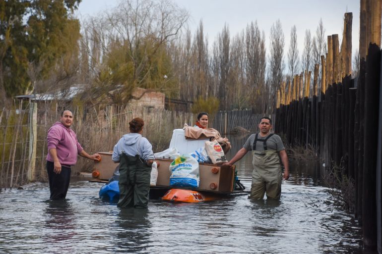 Una familia abandona la isla. Saca los electrodomésticos y se muda a Centenario. Sus hijos deben regresar a la escuela. Una familia abandona la isla. Saca los electrodomésticos y se muda a Centenario. Sus hijos deben regresar a la escuela.