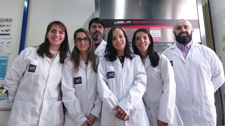 Mariel Cina junto al grupo de trabajo. Foto: gentileza becaria Mariel Cina junto al grupo de trabajo. Foto: gentileza becaria