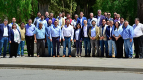 Rolando Figueroa, con intendentes y presidentes de comisiones de fomento. | LM Neuquen Rolando Figueroa, con intendentes y presidentes de comisiones de fomento.